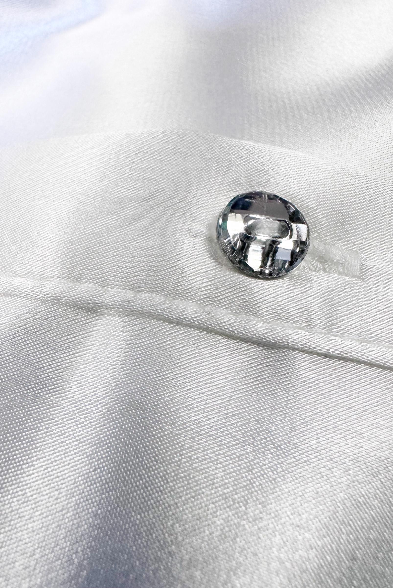 Tesettür giyim BEYAZ DÜĞMELİ SATEN BLUZ 43755